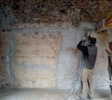 Vue d'ensemble. Les murs en cours de rebouchage !