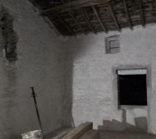 Murs rebouchés côté chambre et grenier.