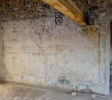 Ce mur en pisé sera crépis par la suite.