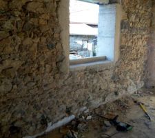 Futur mur isolé par l'extérieur. Passé au karcher pour déjointer.