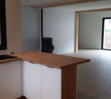 Vue sur la pièce de vie depuis la cuisine.