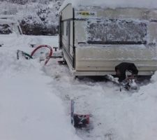 Jolie chute de neige : un coup de pelle pour garder l'accès à la caravane et au container.