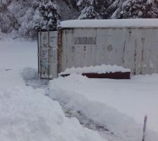 Jolie chute de neige : un coup de pelle pour garder l'accès à la caravane et au container.