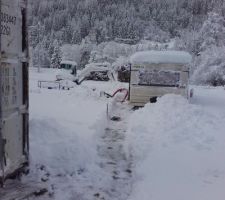 Jolie chute de neige : un coup de pelle pour garder l'accès à la caravane et au container (et le terrassier qui laisse sa minipelle sur mon terrain :( )