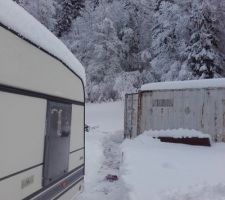 Jolie chute de neige : un coup de pelle pour garder l'accès à la caravane et au container.