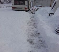 Jolie chute de neige : un coup de pelle pour garder l'accès à la caravane et au container.