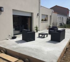 Terrasse béton, on peut enfin profiter des extérieurs