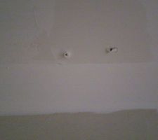 Dans toutes les pieces, au plafond on pouvais voir les pointes de vis (ou clous) ressortir. là encore le constructeur nous a dit de faire nous meme