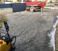 Pendant les travaux...Remblaiement avec calcaire pour mise à niveau. Compactage.