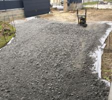 Pendant les travaux...Remblaiement avec calcaire pour mise à niveau. Compactage.