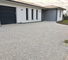 Allée en Alvéostar et gravier gris-blanc terminée.
Trottoirs en gris anthracite.
Le gravier devrait s'éclaircir après qques pluies.