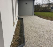 Allée en Alvéostar et gravier gris-blanc terminée.
Trottoirs en gris anthracite.
Le gravier devrait s'éclaircir après qques pluies.