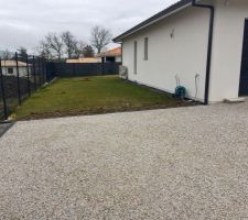 Allée en Alvéostar et gravier gris-blanc terminée.
Trottoirs en gris anthracite.
Le gravier devrait s'éclaircir après qques pluies.