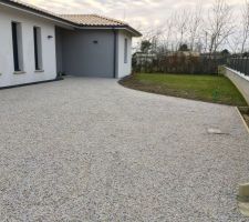 Allée en Alvéostar et gravier gris-blanc terminée.
Trottoirs en gris anthracite.
Le gravier devrait s'éclaircir après qques pluies.