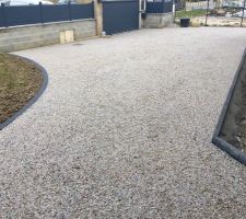 Allée en Alvéostar et gravier gris-blanc terminée.
Trottoirs en gris anthracite.
Le gravier devrait s'éclaircir après qques pluies.