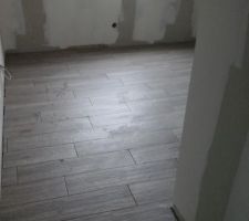 Le carrelage dans les chambres.