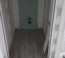 Le carrelage dans les WC.
