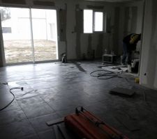 Le carrelage dans le séjour.