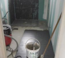 Le carrelage dans la salle de bain.
