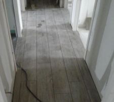 Le carrelage dans le couloir.