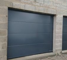 Portes de garage Hormann gris anthracite . Rainures M commandées, y compris sur le bon de commande mais rainures L livrées...heureusement elles nous plaisent bien comme ça. Moteurs supramatic e avec télécommandes hs b5 et hs b4