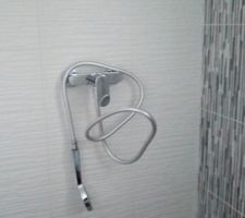Colonne de douche en cours d'installation