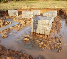 Les fondations, sous la pluie.
