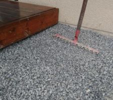 Bordure en schiste pour délimiter l'allée en cailloux (calcaire des Pyrénées)