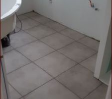 Carrelage gris clair - salle de bain