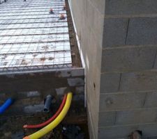 La maison voisine a commencé. Nous avons un mur mitoyen. Afin d'éviter les ponts phoniques, un polystyrène est installé entre les 2 maisons.