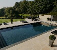 Inspiration pour la piscine : liner gris foncé, margelles grises, terrasse claire