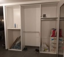 Aménagement de l intérieur du placard de l entrée (2 caissons spaceo de chez Leroy Merlin). Création du module du milieu avec des planches en mélaminé. Il ne reste plus qu'à acheter les équipements intérieurs et à installer les portes après la pose de l escalier.