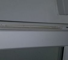 En installant les aérations des fenêtres ils ont transpercé le joint de la fenêtre.