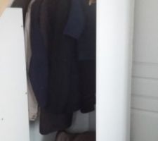 Placard sous escalier 

Rangement manteaux, vestes, cosy pour le coup et boîtes a pharcie en hauteur