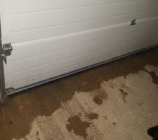 Infiltration d'eau car la pente du seuil de garage était dans le mauvais sens .!?