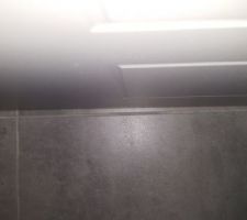 Pas flagrant sur la photo mais en réel ça se voit énormément, le bâti de la porte n'étant pas droit, quand la porte est fermée le carrelage n'est pas parallèle à la porte.