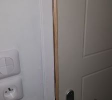 Porte fermée un jour apparaît entre le bâti et la porte.