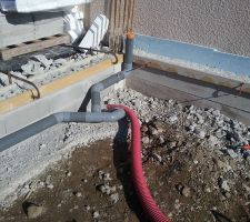 Tuyaux installés en attendant la dalle