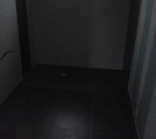 Carrelage et faïence de salle de bain terminés.