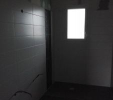 Carrelage et faïence de salle de bain terminés.