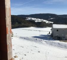 Plus qu?une journée de boulot , les murs seront fini ainsi que le pignon . Toiture d ici 15 jours le soleil fais sont retour après le neige