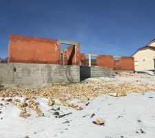 Plus qu?une journée de boulot , les murs seront fini ainsi que le pignon . Toiture d ici 15 jours le soleil fais sont retour après le neige