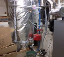 Pas forcément très propre l'installation mais j'ai préféré éviter les raccords/coudes à 90°donc c'est plus encombrant.
L'important c'est que ça fonctionne bien depuis maintenant 6ans