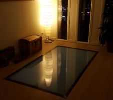 Cadre de finition autour du plancher verre, assortie au garde-corps de l'escalier, en arrivant en haut de l'escalier