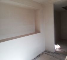 Niche dans la chambre parentale. A droite le dressing attenant et la sdb