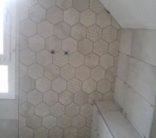 Carrelage hexagonal dans la douche