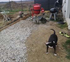 Chantier terrasse démarré. 
Cours anglaise finie ...

Jucy est plus que ravie, au-revoir la boue devant la maison ! (Alléluia !)