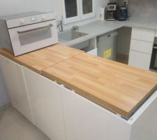 Cuisine - En attente plan de travail sur mesure, une partie avec un ancien plan de travail. Plus le micro ondes pas encore à sa place
