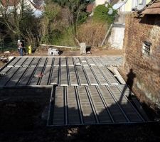 Pose des ourdis b&eacute;ton en cours pour le coulage de la dalle