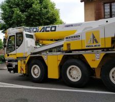 La grue louée par Innov'Habitat pour monter les murs